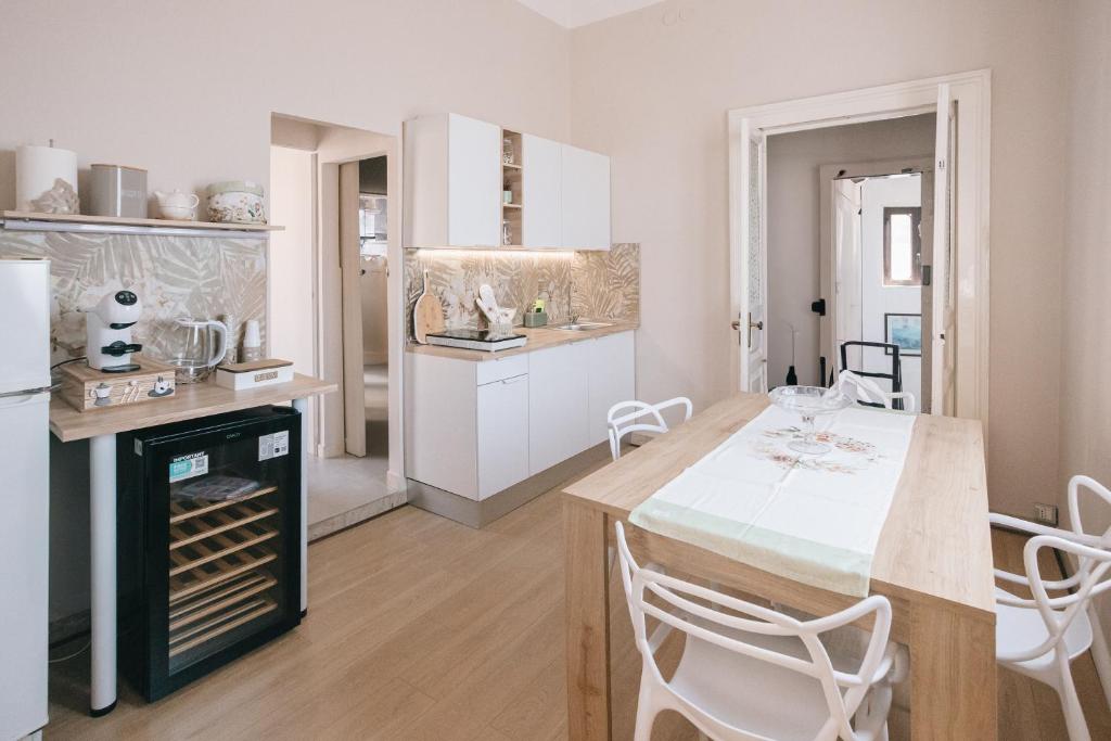 Cucina dai colori chiari e molto luminosa. Dotata di piano a induzione, microonde, macchina del caffè, bollitore e stoviglie. Piastrelle a motivo floreale e ampio tavolo da pranzo.