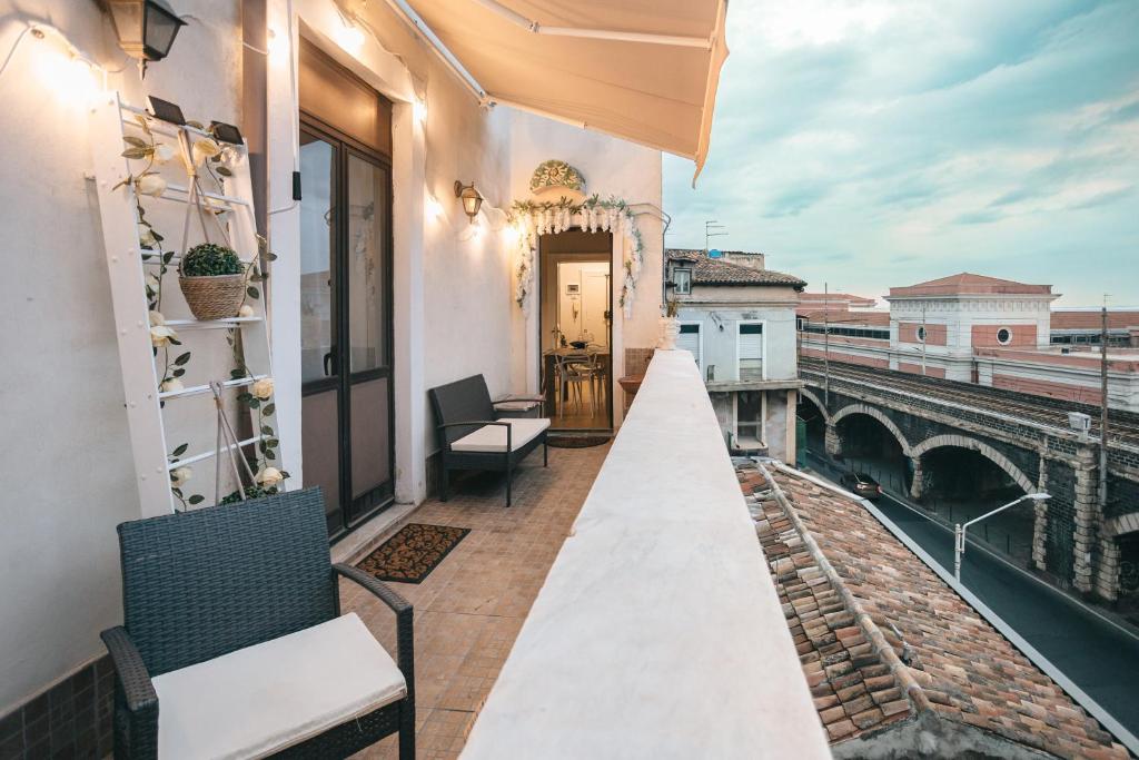 Il patio, affacciato sugli Archi della Marina e sul porto.