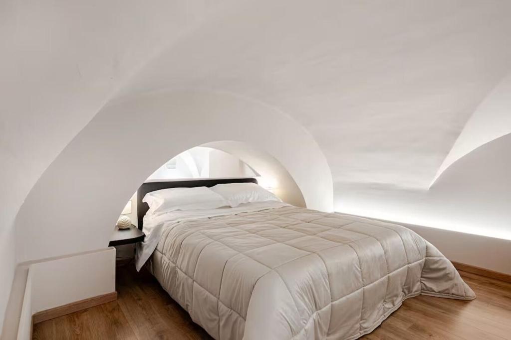 Vista della camera da letto e del letto.