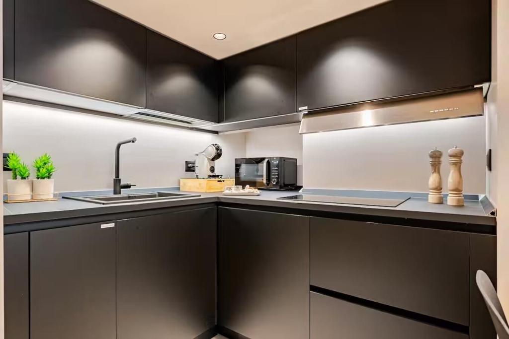 Cucina, dotata di macchinetta del caffè e microonde.