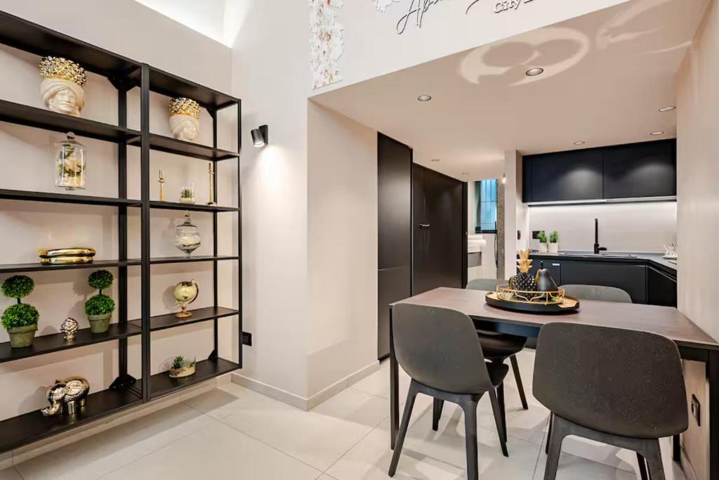 Vista parziale sulla cucina e sul tavolo da pranzo.