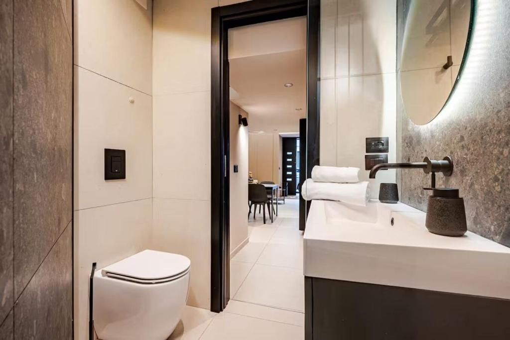 Vista del bagno, lavandino e gabinetto.